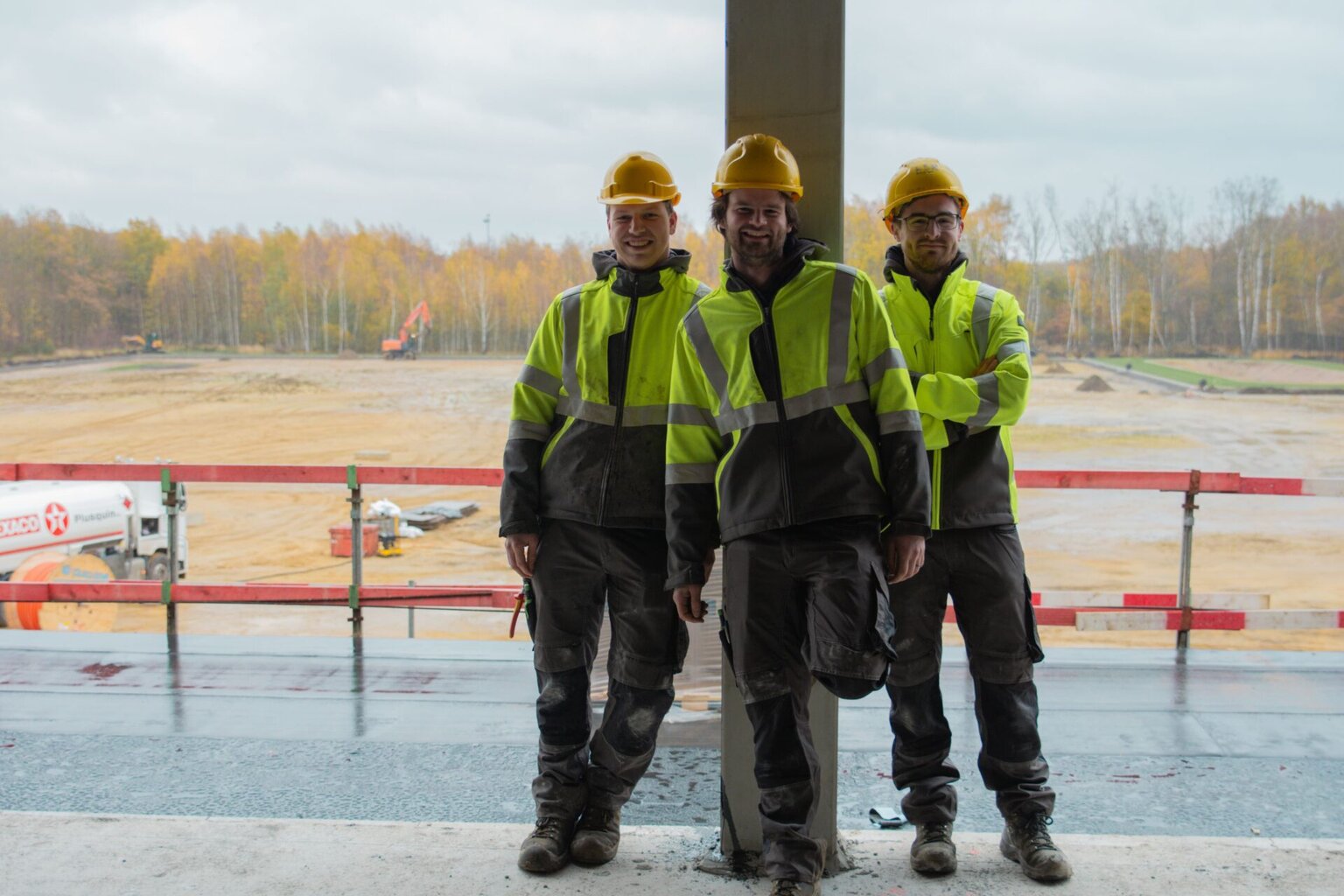 Collega’s op werf vieren succes